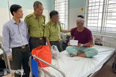 Phó chi cục trưởng Chi cục Kiểm lâm tỉnh Lê Việt Dũng (thứ 2 từ phải sang trái) cùng đoàn đến thăm hỏi, động viên các kiểm lâm bị lâm tặc đánh gây thương tích. (Nguồn: Báo Đồng Nai)