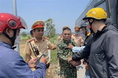 Công an tỉnh Phú Yên bắt giữ Nguyễn Văn Công đang lẩn trốn trên xe khách. (Ảnh: TTXVN phát)