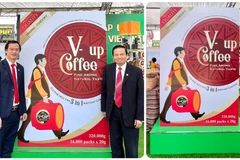 Đại diện Tổ chức Kỷ lục Việt Nam cùng Hộp càphê hòa tan lớn nhất Việt Nam. (Nguồn: kyluc.vn)