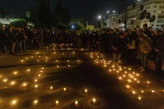 Người dân thắp nến tưởng niệm các nạn nhân vụ tai nạn tàu hỏa tại Athens, Hy Lạp. (Ảnh: THX/TTXVN)