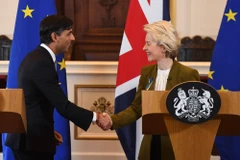 Thủ tướng Anh Rishi Sunak và Chủ tịch EC Ursula von der Leyen tại cuộc họp báo ở London. (Ảnh: AFP/TTXVN)