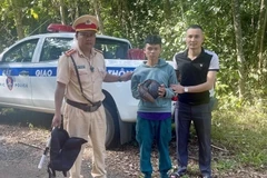 Đối tượng Duy bị bắt quả tang đang vận chuyển một cá thể tê tê. (Ảnh: TTXVN phát)