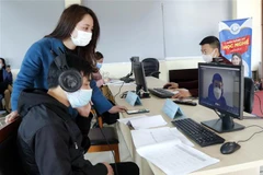 Người lao động tham gia Phiên giao dịch việc làm online. (Ảnh: Đồng Thúy/TTXVN)