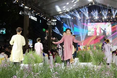 Các mẫu Áo dài được nhuộm màu tự nhiên trong Bộ sưu tập Áo dài "Nét màu tự nhiên" của Nhà thiết kế Nguyễn Đức Huy. (Ảnh: Mỹ Phương/TTXVN)