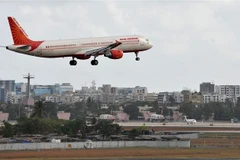Máy bay của hãng hàng không Air India chuẩn bị hạ cánh xuống sân bay quốc tế Mumbai, Ấn Độ. (Ảnh: AFP/TTXVN)