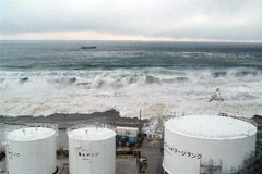 Sóng thần tràn vào nhà máy điện hạt nhân Fukushima Daiichi ở thị trấn Okuma, tỉnh Fukushima, Nhật Bản. (Ảnh: AFP/TTXVN)