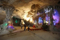 Cung Sơn Trang được thờ trong chùa Tam Thanh lung linh huyền ảo. (Ảnh: Anh Tuấn/TTXVN)