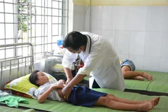 Các em học sinh được điều trị tại Trung tâm Y tế huyện Krông Ana. (Ảnh: Tuấn Anh/TTXVN)