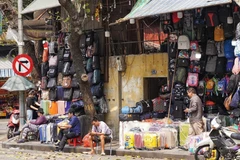 Vỉa hè tại phố Đinh Tiên Hoàng (gần đền Bà Kiệu, quận Hoàn Kiếm) bị chiếm dụng để kinh doanh, buôn bán. (Ảnh: Quỳnh Anh/TTXVN phát)