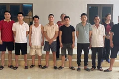 Các đối tượng trong vụ án đánh bạc tại Cơ quan Công an. (Ảnh: TTXVN phát)