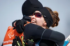 Vận động viên khiếm thị nữ Mikhalina Lysova ăn mừng sau khi giành Huy chương Vàng. (Nguồn: Reuters)