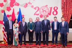 Cán bộ Đại sứ quán Việt Nam tại Mỹ chụp ảnh lưu niệm cùng đoàn quan chức ngoại giao Mỹ. (Nguồn: Bộ Ngoại giao)