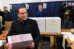 Cựu Thủ tướng Italy Silvio Berlusconi bỏ phiếu tại điểm bầu cử ở Milan. (Nguồn: AFP/TTXVN)