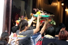 Cảnh tượng chen lấn, xô đẩy khi đi lễ. (Ảnh: Nhật Anh/TTXVN)