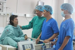 Bệnh nhân Lý Ngọc Tuyết đang được điều trị phục hồi chức năng sau ca mổ tim hở tại Bệnh viện đa khoa Đồng Nai. (Ảnh: Lê Xuân/TTXVN)