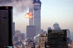Trung tâm thương mại thế giới bốc cháy trong vụ khủng bố tại New York, Mỹ ngày 11/9/2001. (Nguồn: AFP/TTXVN)