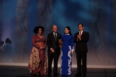 Bộ trưởng Y tế Nguyễn Thị Kim Tiến nhận giải thưởng từ Quỹ Từ thiện Bloomberg. (Ảnh: Phi Hùng/Vietnam+)