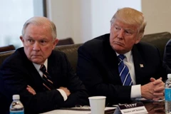 Tổng thống Mỹ Donald Trump ​và Bộ trưởng Tư pháp nước này Jeff Sessions. (Nguồn: politicususa.com)