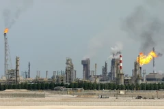 Một nhà máy lọc dầu ở ngoại ô Doha, Qatar. (Nguồn: AFP/TTXVN)