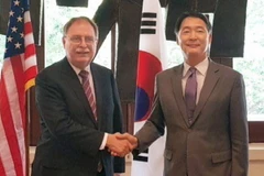 Trưởng đoàn đàm phán của Hàn Quốc Chang Won-sam (phải) và Trưởng đoàn đàm phán của Mỹ Timothy Betts (trái) tại cuộc họp ở Honolulu, bang Hawaii, Mỹ. (Nguồn: Yonhap/TTXVN)