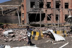 Cảnh đổ nát sau một cuộc không kích tại Sanaa, Yemen. (Nguồn: THX/TTXVN)
