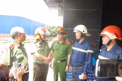 Thứ trưởng Bộ Công an Bùi Văn Thành kiểm tra hiện trường vụ cháy chung cư Carina, quận 8. (Ảnh: Hoàng Hải/TTXVN)