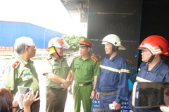 Thứ trưởng Bộ Công an Bùi Văn Thành kiểm tra hiện trường vụ cháy chung cư Carina, quận 8. (Ảnh: Hoàng Hải/TTXVN)