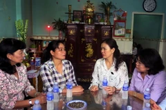 Phó Chủ tịch Ủy ban Trung ương Mặt trận Tổ quốc Việt Nam Trương Thị Ngọc Ánh (thứ 2 từ phải sang) động viên vợ anh Trần Văn An (nhân viên bảo vệ bị tử vong). (Ảnh: Hoàng Hải/TTXVN)
