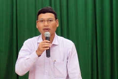 Phó Chủ tịch UBND thành phố Đà Nẵng Hồ Kỳ Minh phát biểu chỉ đạo các ngành chức năng hỗ trợ người dân khôi phục sản xuất. (Ảnh: Nguyễn Sơn/TTXVN)