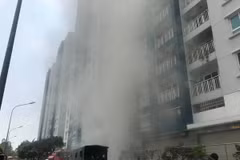 Khói bùng phát tại khu vực hầm để xe của chung cư Carina. (Ảnh: Thành Chung/TTXVN)