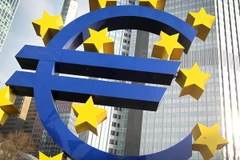 Biểu tượng đồng euro trước trụ sở cũ của ECB ở Frankfurt, Đức. (Nguồn: AFP/TTXVN)