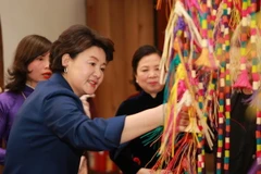 Phu nhân Tổng thống Hàn Quốc Kim Jung-sook thăm Bảo tàng Dân tộc học Việt Nam. (Ảnh: Dương Giang/TTXVN)