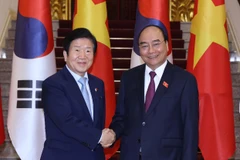 Thủ tướng Nguyễn Xuân Phúc tiếp Chủ tịch Quốc hội Hàn Quốc Park Byeong-Seug. (Ảnh: Thống Nhất/TTXVN)