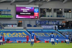 Premier League: Liverpool mất điểm vì VAR, Man City thắng tưng bừng