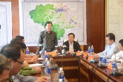 Phó Thủ tướng Chính phủ Trịnh Đình Dũng chủ trì cuộc họp tại Ban Chỉ đạo tiền phương ứng phó bão số 9 (đặt tại thành phố Đà Nẵng). (Ảnh: Văn Dũng/TTXVN)