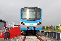 Phía trước của đoàn tàu có logo của tuyến Bến Thành - Suối Tiên. (Ảnh: Tiến Lực/TTXVN)