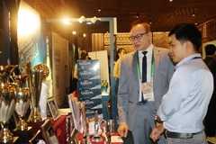 Đại biểu tham quan gian hàng doanh nghiệp bên lề Diễn đàn kinh doanh 2020. (Ảnh: Mỹ Phương/TTXVN)