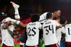 Niềm vui của các cầu thủ Arsenal sau khi đánh bại Liverpool ở loạt sút luân lưu. (Nguồn: AP)