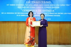 Chủ tịch Liên hiệp các tổ chức Hữu nghị Việt Nam Nguyễn Phương Nga trao Kỷ niệm chương cho Đại sứ Đặc mệnh toàn quyền Cuba tại Việt Nam Lianys Torres Rivera. (Ảnh: TTXVN)