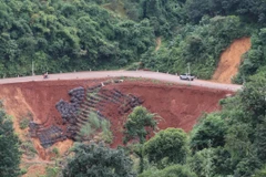 Taluy mặt đường Sao Bọng-Đăng Hà tại vị trí km 18+600 bị sạt lở xuống vực sâu. (Ảnh: Sỹ Tuyên/TTXVN)