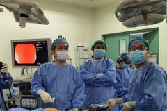 Bác sỹ Bệnh viện Bình Dân Thành phố Hồ Chí Minh thực hiện phẫu thuật bằng robot. (Ảnh: TTXVN phá)
