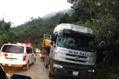 Xe cứu thương của lực lượng y tế tham gia cứu nạn các nạn nhân. (Ảnh: Lê Lâm/TTXVN)