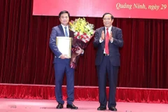 Phó Trưởng ban Thường trực Ban Tổ chức Trung ương Nguyễn Thanh Bình (bên phải) trao Quyết định của Ban Bí thư điều động, luân chuyển, chỉ định đồng chí Nguyễn Tường Văn tham gia Ban Chấp hành, Ban Thường vụ và giữ chức Phó Bí thư Tỉnh ủy Quảng Ninh nhiệm 