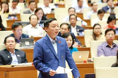 Bộ trưởng Bộ Tài nguyên và Môi trường Trần Hồng Hà giải trình làm rõ ý kiến đại biểu Quốc hội. (Ảnh: Phương Hoa - TTXVN)