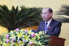 Đồng chí Bùi Đức Hinh, Chủ tịch Hội đồng nhân dân tỉnh Hòa Bình phát biểu tại kỳ họp. (Ảnh: Thanh Hải/TTXVN)