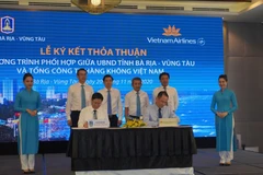 Lãnh đạo tỉnh Bà Rịa-Vũng Tàu và lãnh đạo Vietnam Airlines ký kết thỏa thuận. (Ảnh: Huỳnh Ngọc Sơn/TTXVN)