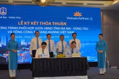 Lãnh đạo tỉnh Bà Rịa-Vũng Tàu và lãnh đạo Vietnam Airlines ký kết thỏa thuận. (Ảnh: Huỳnh Ngọc Sơn/TTXVN)