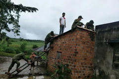 Cán bộ, chiến sỹ Bộ Chỉ huy quân sự tỉnh Gia Lai giúp người dân huyện Kbang dựng lại nhà cửa sau ảnh hưởng bão số 9. (Ảnh: Hồng Điệp/TTXVN)