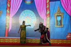 Biểu diễn loại hình sân khấu Dù kê. (Ảnh: Trung Hiếu/TTXVN)