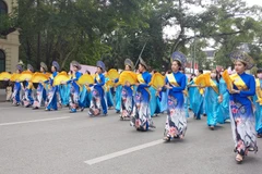 Diễu hành tại Lễ hội Áo dài 'Hương sắc Tràng An.' (Ảnh: Nguyễn Cúc/TTXVN)